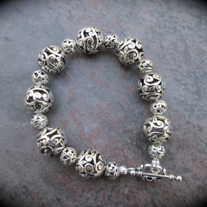 Pulsera de bolas de filigrana de plata con cierre de palanca Pulsera de palanca Pulsera de filigrana de plata Charms redondos de filigrana de plata abullonados