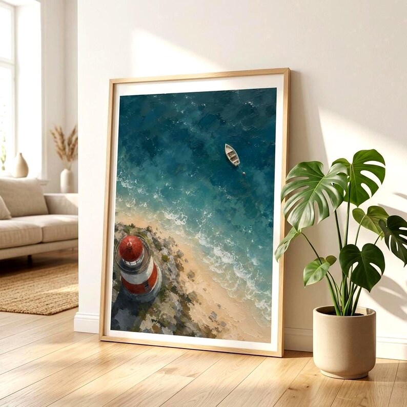 Könnte beinhalten: Ein gerahmter Wandkunstdruck mit einer Luftaufnahme eines rot-weißen Leuchtturms an einer felsigen Küste, mit einem kleinen Boot, das im tiefblauen Ozeanwasser nahe dem Sandstrand treibt, im malerischen Stil mit sichtbaren Pinselstrichen dargestellt.