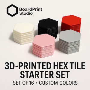 Może przedstawiać: Stosy sześciokątnych płytek w kolorach białym, czarnym, czerwonym, różowym i szarym. Płytki są drukowane w 3D i stanowią część zestawu startowego. Tekst "3D-PRINTED HEX TILE STARTER SET" jest wyświetlany pod płytkami.