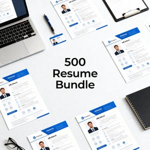 Può includere: Una raccolta di modelli di curriculum in blu e bianco, con foto e testo. La frase "500 Resume Bundle" è ben visibile. Sono visibili anche un laptop, una penna e un blocco note, che suggeriscono un tema professionale o aziendale.