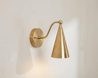 Vägglampa i mässing i mitten av århundradet och modern stil | Konformad lampa | Skandinavisk väggbelysning | Minimalistisk armatur