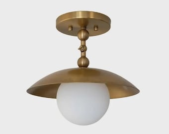 Handgjord taklampa i mässing i mitten av århundradet, modern stil, glasglob, infälld i italiensk stil