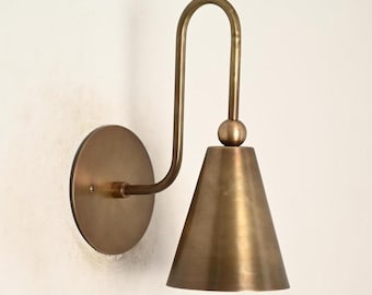 Aplique de pared de latón moderno de mediados de siglo / Lámpara de pared vintage artesanal para dormitorio y sala de estar