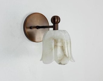Handgjord blommig vägglampa i alabaster | Vägglampa i antik mässing | Skandinavisk vägglampa i mitten av århundradet