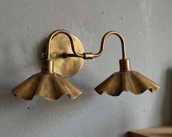 Lámpara de tocador antigua de latón con borde festoneado / Aplique de pared doble con forma de flor / Lámpara de pared moderna de latón de mediados de siglo