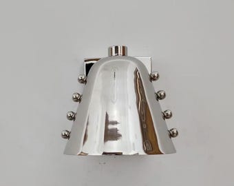 Handgjord modern konformad vägglampa | Vägglampa med nitdesign från mitten av århundradet