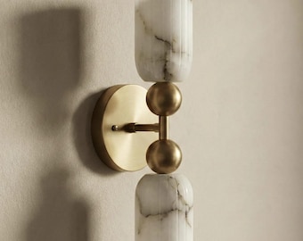 Vägglampa i alabaster i mitten av århundradet | Handgjord mässingsvägglampa | Skandinavisk marmorlampa