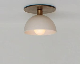 Handgjord taklampa i mässing i modern stil med infälld montering | Minimalistisk taklampa med vit skärm