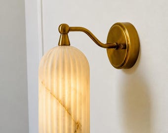 Vägglampa i alabaster | Vägglampa i mitten av århundradet | Räfflad marmorskärm | Lyxig sängbelysning