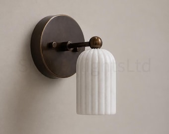 Handgjord vägglampa i alabaster i 50-talets moderna design | Badrumslampa i mässing | Skandinavisk väggbelysning