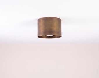 Minimalistisk, åldrad, infälld taklampa | Modern, antik mässingsarmatur | Handgjord, cylindrisk taklampa