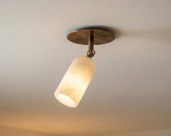 Spotlight i alabaster i mitten av århundradet | Handgjord taklampa i mässing i infälld design