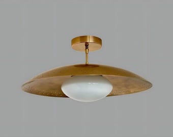 Perforerad mässingstaklampa i infälld design i mitten av århundradet | Opalglasglob UFO-ljuskrona