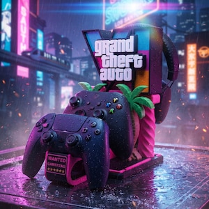 Puede incluir: Un soporte negro para mandos de juego con el logotipo de Grand Theft Auto V, dos mandos y unos auriculares. El soporte incluye una base de palmera rosa y un pequeño cartel que dice WANTED GAMERTAG con seis estrellas. Todo está mojado.