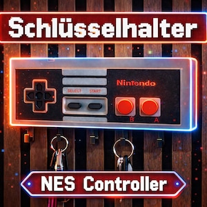 Può includere: Un portachiavi in stile retrò con un design luminoso del controller NES. Il portachiavi include il testo "Schlüsselhalter" e "NES Controller" in un font pixelato, con ganci per chiavi sottostanti. Il design è su uno sfondo di legno.