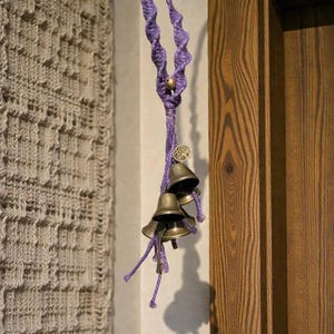 Campanas de bruja moradas para protección, adorno colgante de cuerda de metal (30 cm)