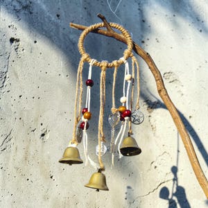 Campanas de bruja para puerta - Campanillas de viento con forma de corona - Regalo Wicca - Adorno colgante de brujería para puerta