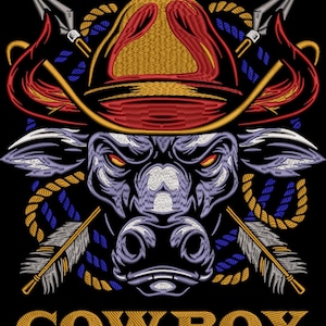 Puede incluir: Diseño bordado con la cabeza de un toro con un sombrero de vaquero, con lanzas y plumas cruzadas. El sombrero es rojo y dorado, el toro es morado y la palabra "COWBOY" está en dorado en la parte inferior. El fondo es negro.