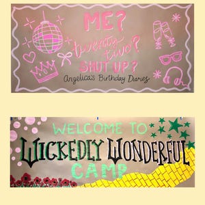 Puede incluir: Dos carteles de papel marr&oacute;n con texto rosa y verde. El letrero superior dice "ME? twenty two? SHUT UP? Angelica's Birthday Diaries" con ilustraciones. El letrero inferior dice "WELCOME TO WICKEDLY WONDERFUL CAMP".