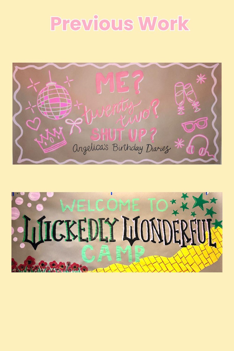 Puede incluir: Dos carteles de papel marr&oacute;n con texto rosa y verde. El letrero superior dice "ME? twenty two? SHUT UP? Angelica's Birthday Diaries" con ilustraciones. El letrero inferior dice "WELCOME TO WICKEDLY WONDERFUL CAMP".