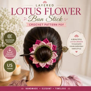 Pode incluir: Um padrão de crochê em PDF para um palito de coque de flor de lótus em camadas. O design apresenta um acessório de flor de crochê rosa e verde de várias camadas preso com um palito de cabelo marrom escuro. Texto: Layered Lotus Flower Bun Stick.