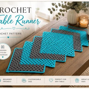 Könnte beinhalten: Ein gehäkelter Tischläufer mit einem sich wiederholenden Quadratmuster aus abwechselnd helltürkisem und dunkelgrauem Garn. Der Text CROCHET Table Runner CROCHET PATTERN ist sichtbar, sowie ein rundes Abzeichen mit MODERN STYLISH HANDMADE.