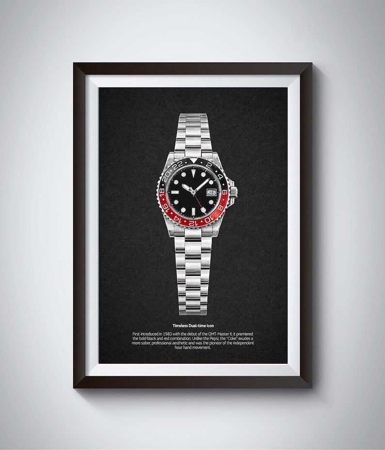 K&ouml;nnte beinhalten: Gerahmter Druck einer Edelstahl-Uhr mit schwarzem Zifferblatt und rot-schwarzer L&uuml;nette. Die Uhr ist auf einem dunkelgrauen Hintergrund zentriert. Der Text unten lautet "Timeless Dual-time Icon".