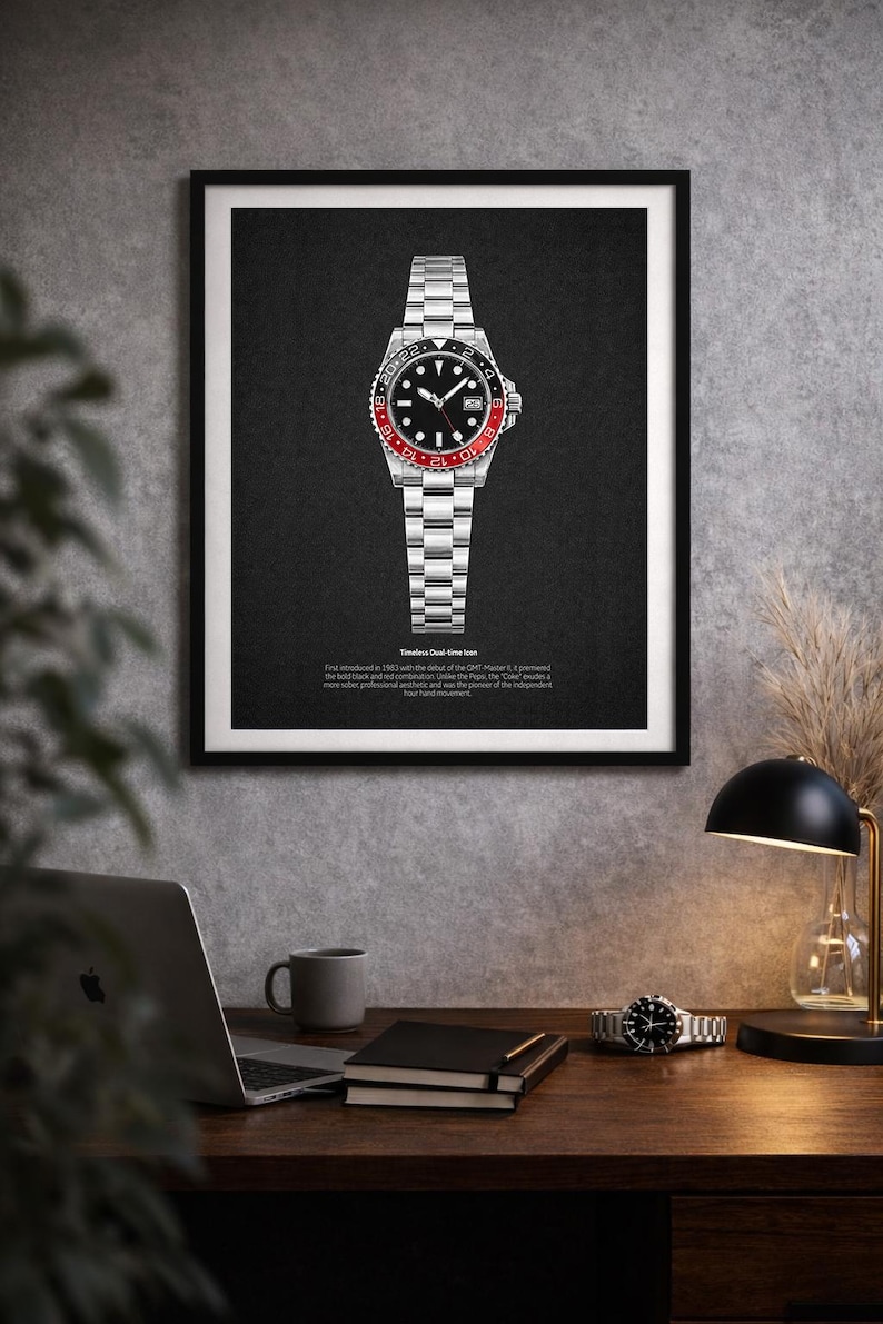 K&ouml;nnte beinhalten: Gerahmter Druck einer Edelstahl-Armbanduhr mit schwarzem Zifferblatt und rot-schwarzer L&uuml;nette. Die Uhr ist auf einem schwarzen Hintergrund zentriert. Der Druck enth&auml;lt den Text "Timeless Dual-time Icon".