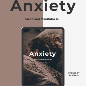 以下が含まれることがあります： 太字の「Anxiety」という単語が「Sleep and Mindfulness」の上に表示されたデジタルタブレット。タブレットの画面には休息中の人物が映し出されています。「Backed by Research」の文字も表示されています。