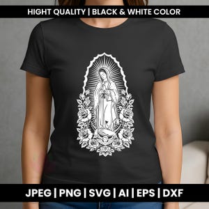 Op de afbeelding: Zwart T-shirt met een witte afbeelding van een religieuze figuur, rozen en een engel. De tekst "HIGHT QUALITY | BLACK & WHITE COLOR" staat bovenaan. De onderkant van het shirt heeft de tekst "JPEG | PNG | SVG | AI | EPS | DXF".