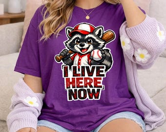 Ora vivo qui Procione Baseball PNG, Design della mascotte del giocatore di baseball Procione, Maglietta divertente per il giorno della partita PNG, Mamma e papà del baseball, Download immediato