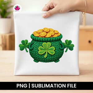 Può includere: Cuscino quadrato bianco con un vaso d'oro verde lavorato a maglia e monete d'oro. Il vaso ha un trifoglio sul davanti e due trifogli sui lati. Il testo "PNG | SUBLIMATION FILE" è in basso.