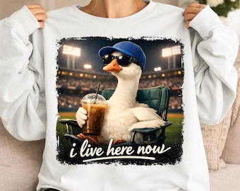 Ora vivo qui Oca PNG, Oca divertente Campo da baseball PNG, Stile mamma baseball PNG, Mamma softball PNG, Design umoristico torneo di viaggio