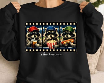 Ora vivo qui Procione PNG, Procione che beve caffè freddo, Divertente trio di procioni sul campo da baseball PNG, Popcorn Hotdog Drink Baseball Shirt Design