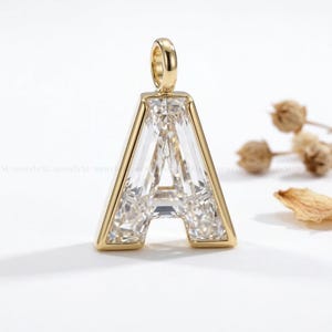 Colar com Pingente de Letra do Alfabeto em Diamante | Pingente Personalizado com Inicial em Diamante Sintético e Ouro 14K