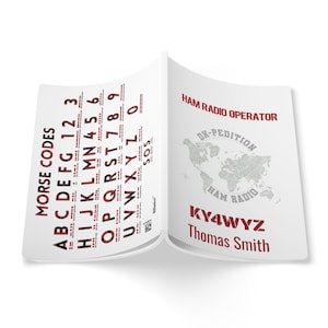 Op de afbeelding: Open boek met witte pagina's met morsecode en een wereldkaartafbeelding. De linkerpagina toont morsecode letters en cijfers in rood. De rechterpagina leest "HAM RADIO OPERATOR" en "KY4WYZ Thomas Smith".