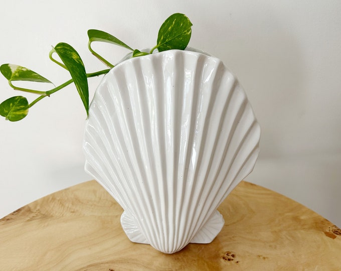 Vintage Ceramic Shell Vase / 80s Art Deco Ceramic Vase / White Seashell