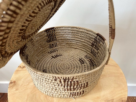 Vintage woven grass picnic basket / handmade wove… - image 4