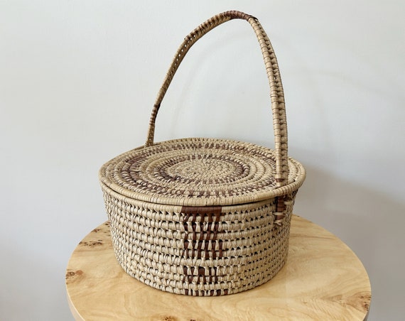 Vintage woven grass picnic basket / handmade wove… - image 2