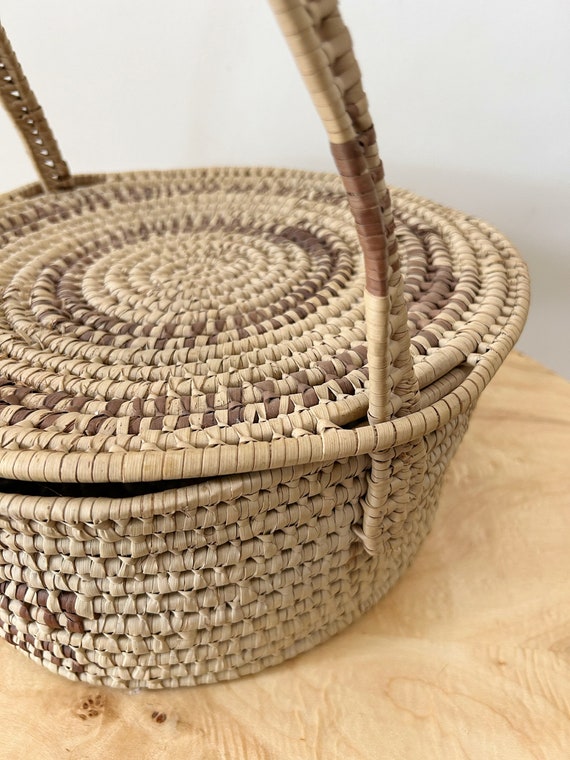 Vintage woven grass picnic basket / handmade wove… - image 6