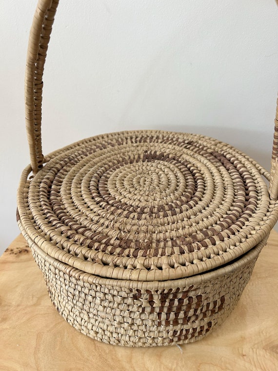 Vintage woven grass picnic basket / handmade wove… - image 5