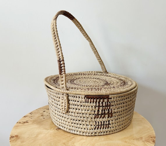 Vintage woven grass picnic basket / handmade woven storage basket / sewing craft basket / boho home decor / storage basket