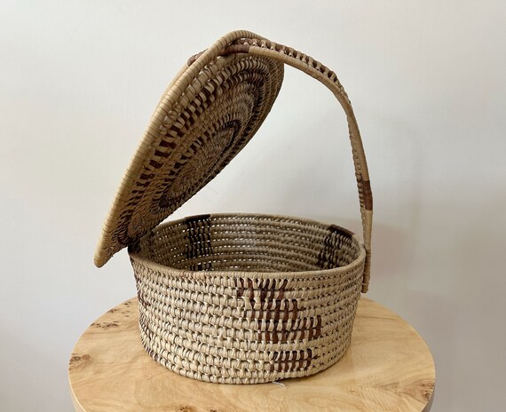 Vintage woven grass picnic basket / handmade wove… - image 3