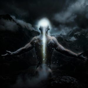 Könnte beinhalten: Digitales Kunstwerk, das eine Figur mit ausgestreckten Armen von hinten zeigt. Ein helles Licht strahlt von Kopf und Wirbelsäule aus, vor dem Hintergrund von Bergen und einem dunklen, bewölkten Himmel. Das Bild hat eine dramatische und ätherische Qualität.