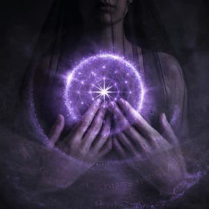 Puede incluir: Ilustración digital de un orbe púrpura brillante sostenido entre dos manos. El orbe está rodeado por un aura brillante y un centro en forma de estrella. La imagen tiene una cualidad mística y etérea, con un fondo oscuro y un velo.