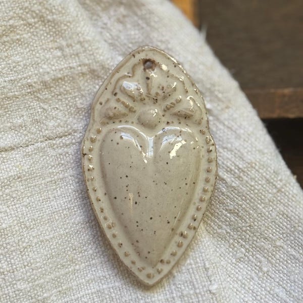 Handgemachte Keramik Sacred Heart | Weiß mit Sprenkel | Reproduktion einer italienischen Ex Voto von 1800