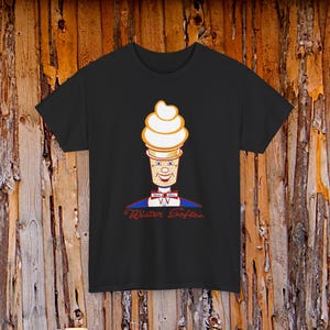 Puede incluir: Una taza de cerámica blanca con un asa negra y el texto "But First, Coffee" en negro, con una fuente de estilo manuscrito. La taza está sobre una superficie blanca.