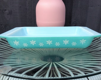 JAJ Pyrex Gaiety Snowflake Turquoise Shallow Oblong 2.5PT Casserole Dish 2161, 548B, 1958