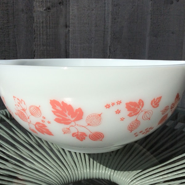 JAJ Pyrex Pink on White Vintage Gooseberry Cinderella Serving Bowl With Stars HTF 443, 2176, 2.5qt