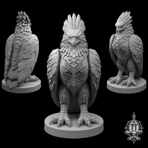 Puede incluir: Una figura miniatura gris sin pintar de un águila posada con texturas de plumas detalladas, garras afiladas y una mirada enfocada. La figura se muestra desde tres ángulos diferentes, incluyendo vistas frontal, lateral y de tres cuartos, sobre una base redonda.